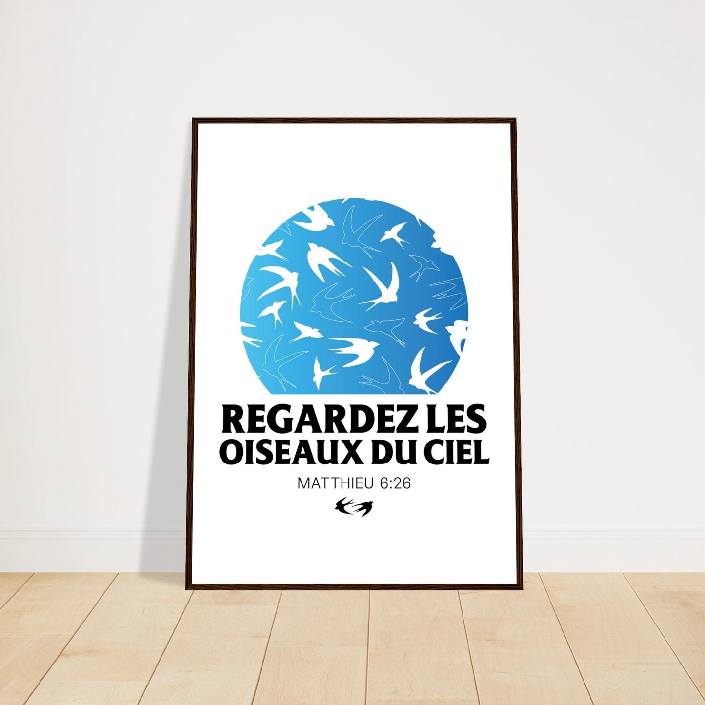 Poster chrétien premium encadré « Matthieu 6:26 » plan rapproché A1 cadre bois foncé