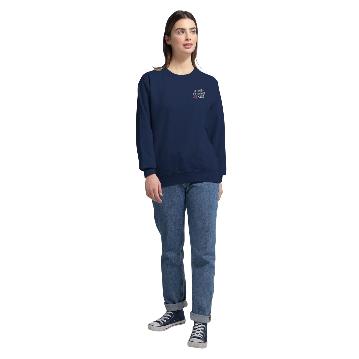 Sweat-shirt chrétien femme brodé « Aime comme Jésus » bleu marine porté