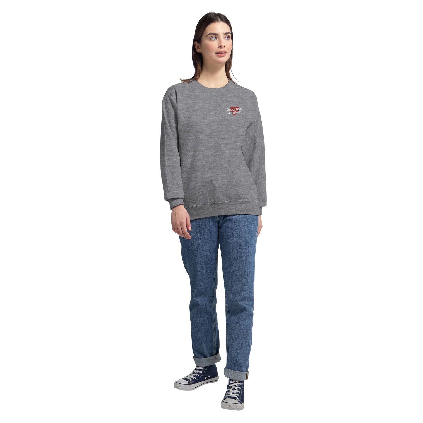 Sweat-shirt chrétien femme brodé « Dieu est amour » gris bruyère porté