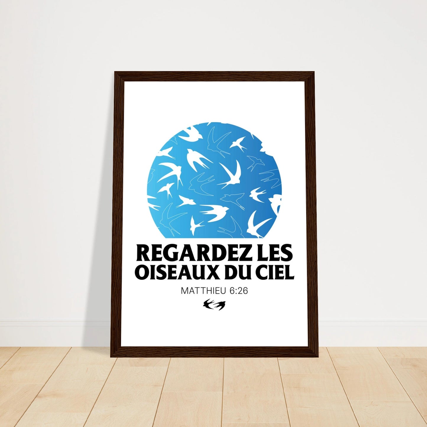 Poster chrétien premium encadré « Matthieu 6:26 » plan rapproché A4 cadre bois foncé