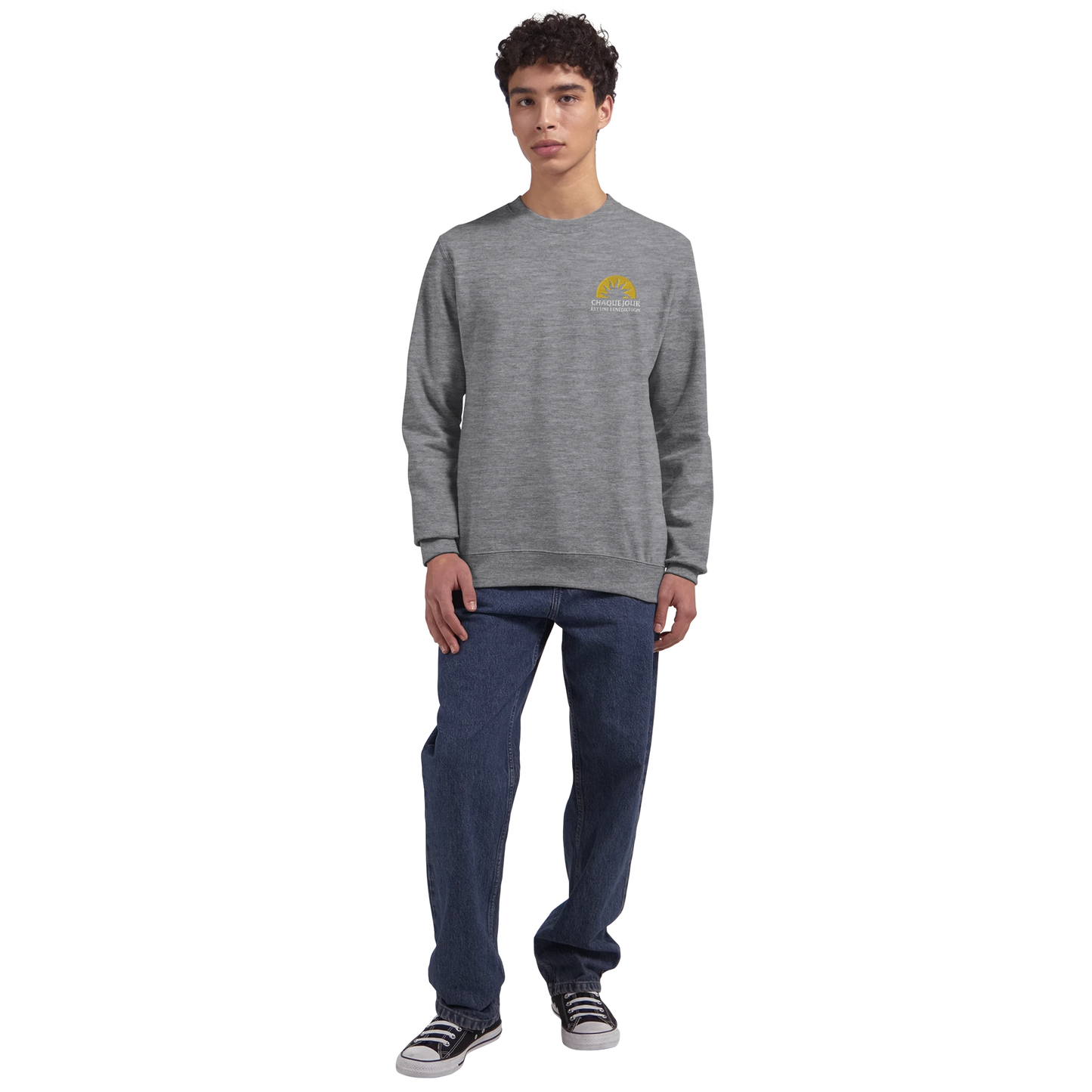 Sweat-shirt chrétien homme brodé « Chaque Jour est une Bénédiction » gris bruyère porté
