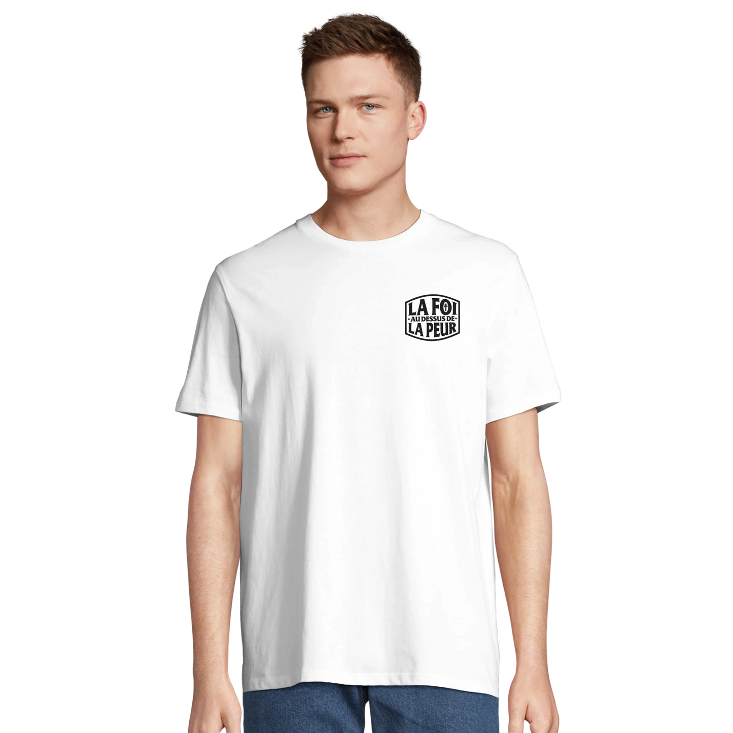 T-shirt chrétien homme brodé en coton bio « 2 Timothée 1:7 » blanc porté face