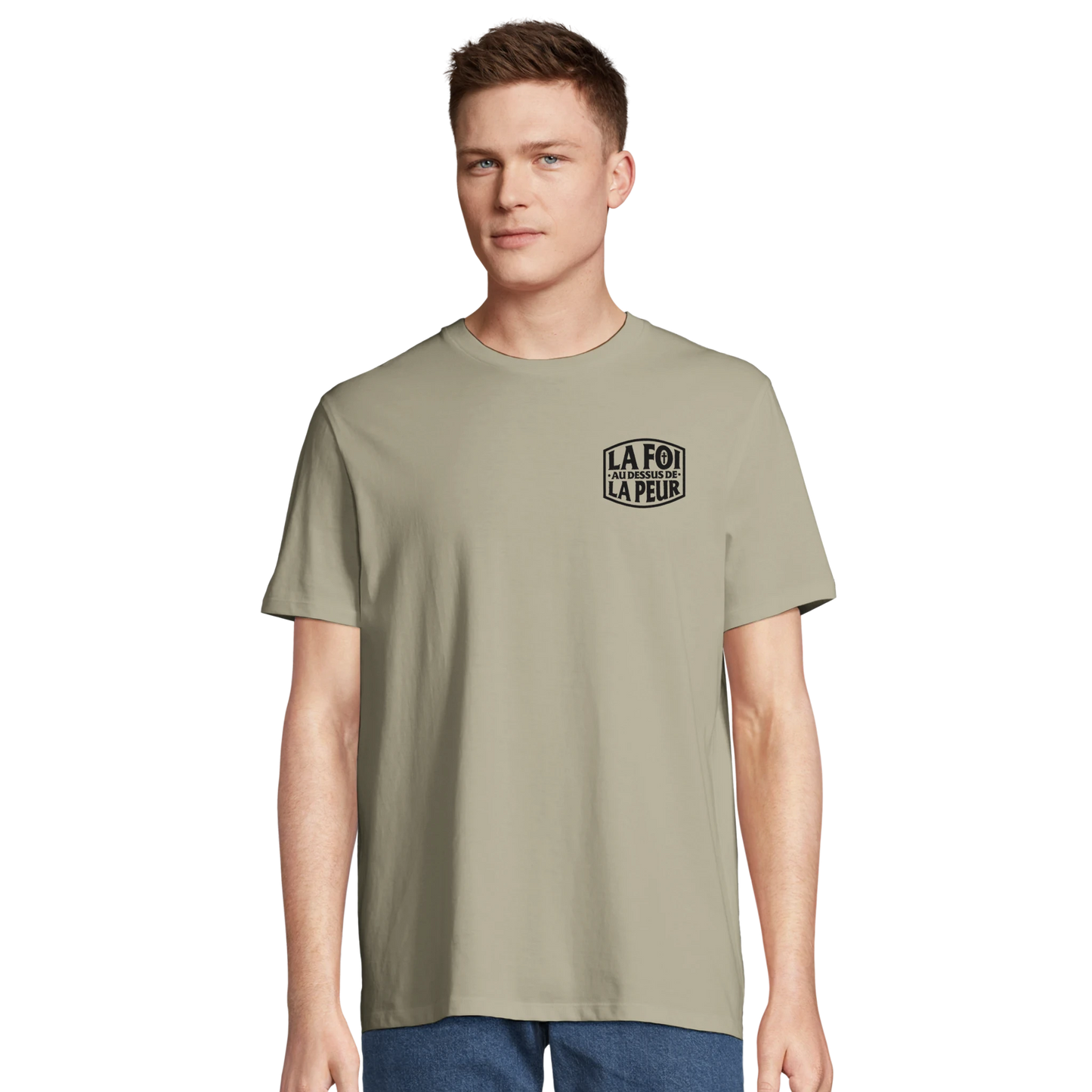 T-shirt chrétien homme brodé en coton bio « 2 Timothée 1:7 » beige porté face