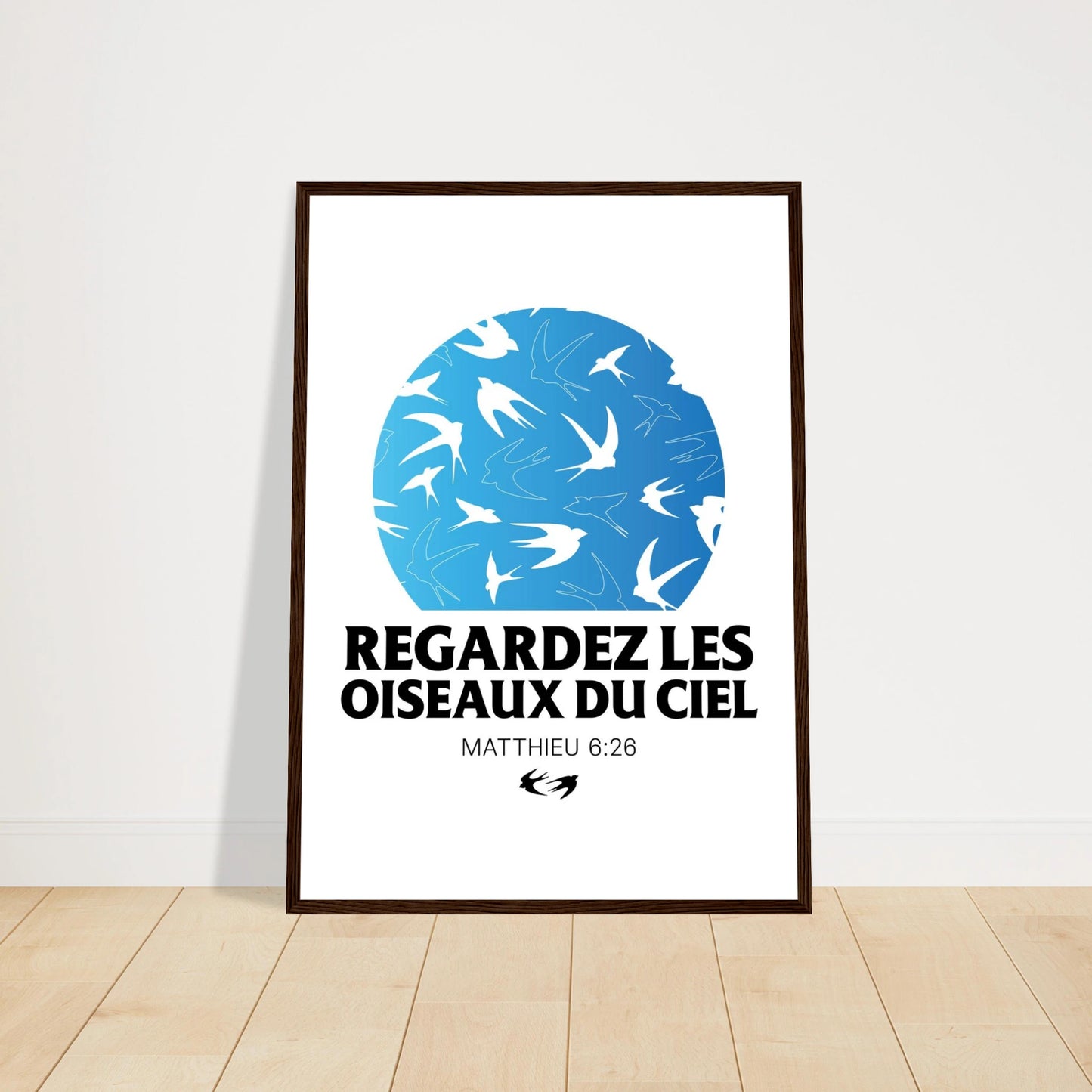 Poster chrétien premium encadré « Matthieu 6:26 » plan rapproché A2 cadre bois foncé