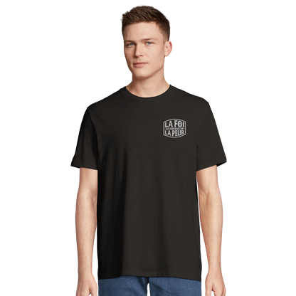 T-shirt chrétien homme brodé en coton bio « 2 Timothée 1:7 » noir porté face