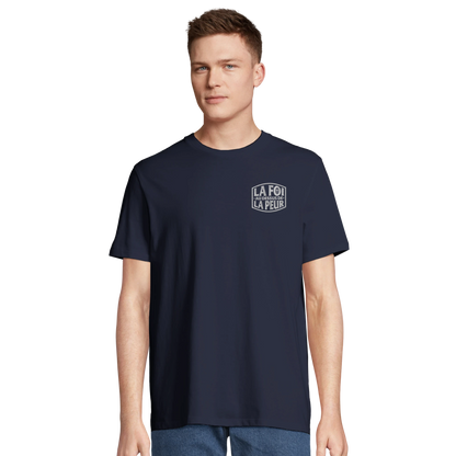 T-shirt chrétien homme brodé en coton bio « 2 Timothée 1:7 » bleu marine porté face