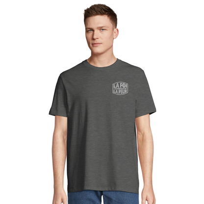 T-shirt chrétien homme brodé en coton bio « 2 Timothée 1:7 » gris chiné porté face