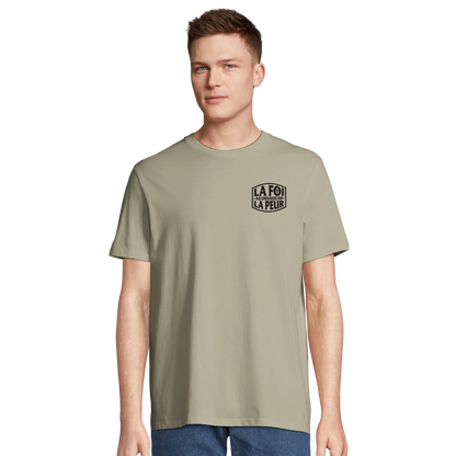 T-shirt chrétien homme brodé en coton bio « 2 Timothée 1:7 » beige porté face